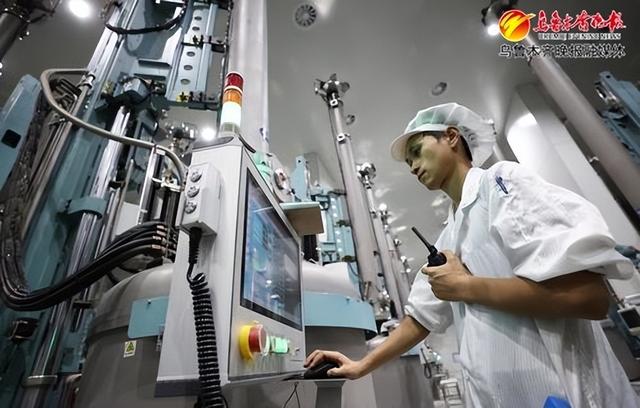 　　7月9日，在甘泉堡经开区（工业区）新疆中部合盛硅业有限公司单晶硅棒生产车间，工作人员操作设备进行硅棒的生产。记者石磊摄