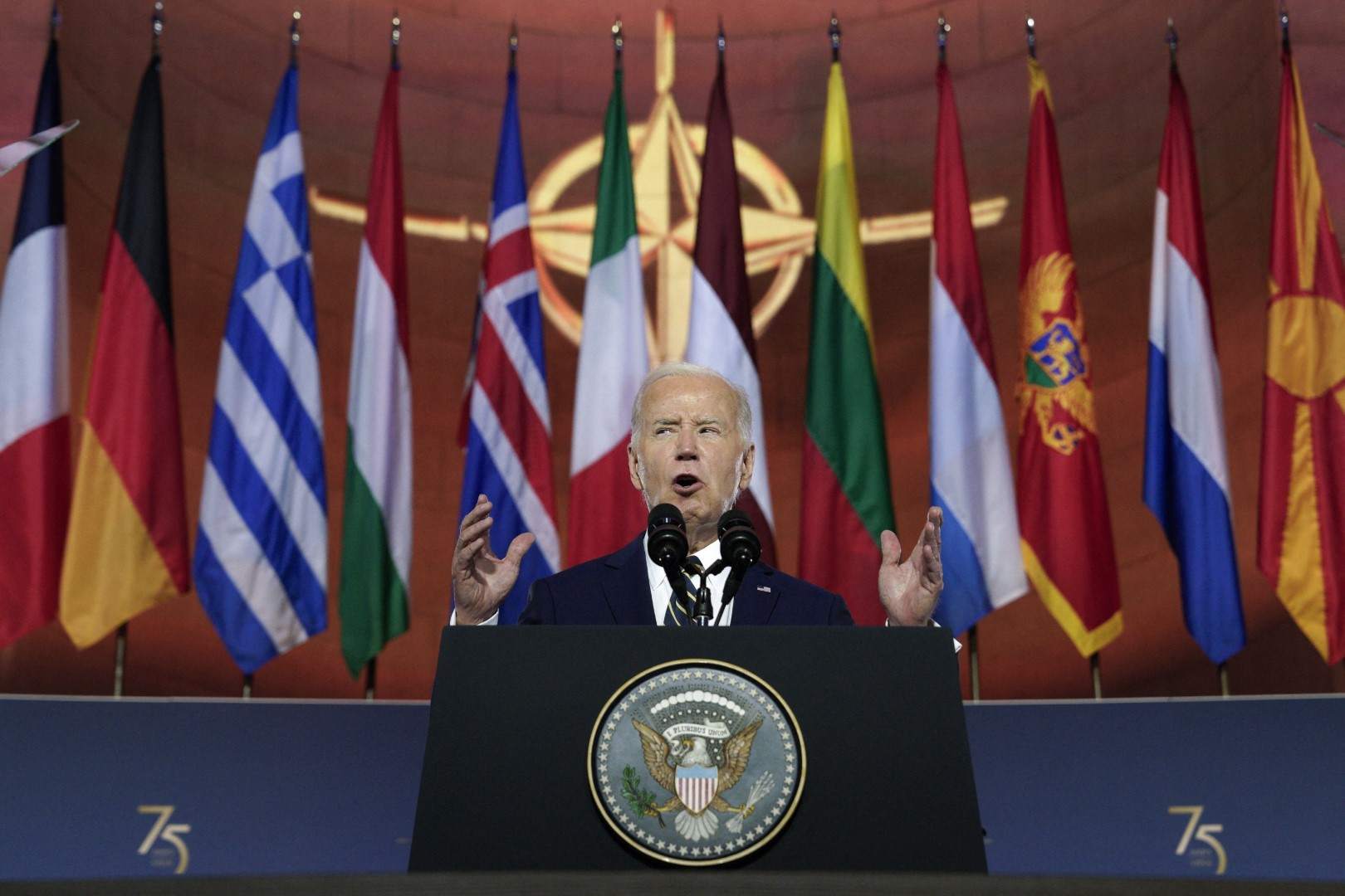 拜登当地时间9日在北约峰会开幕式上演讲ic photo