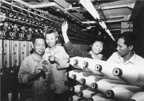 当年上海石化总厂一期工程就是央行无偿拨付建成的。图为1979年，上海石化涤纶网络丝试制成功 上海石化官网