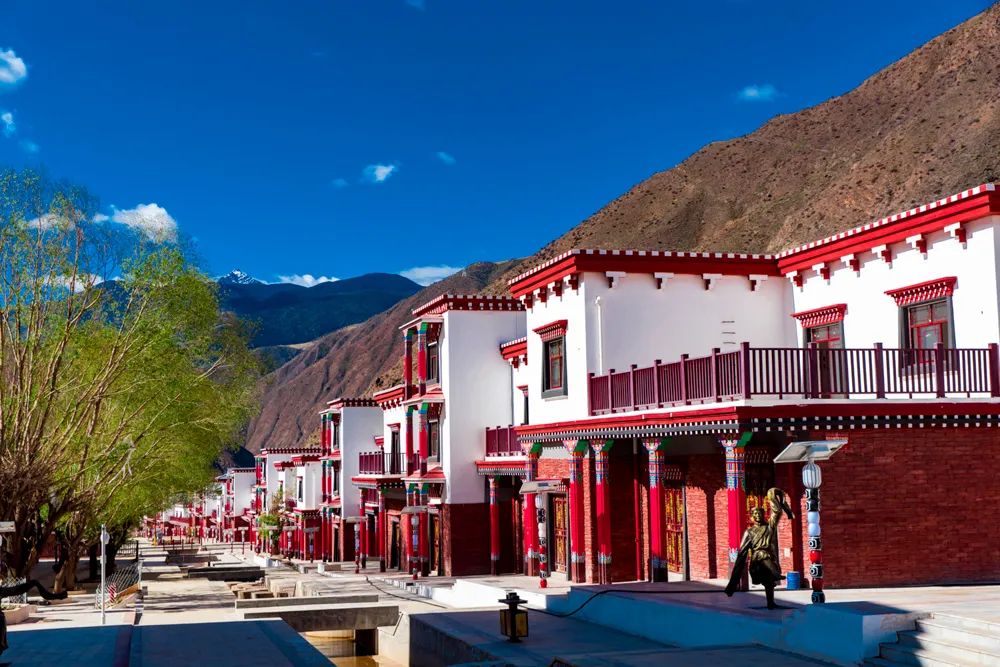 吉塘民俗街(察雅县)&nbsp;齐齐格果果 摄