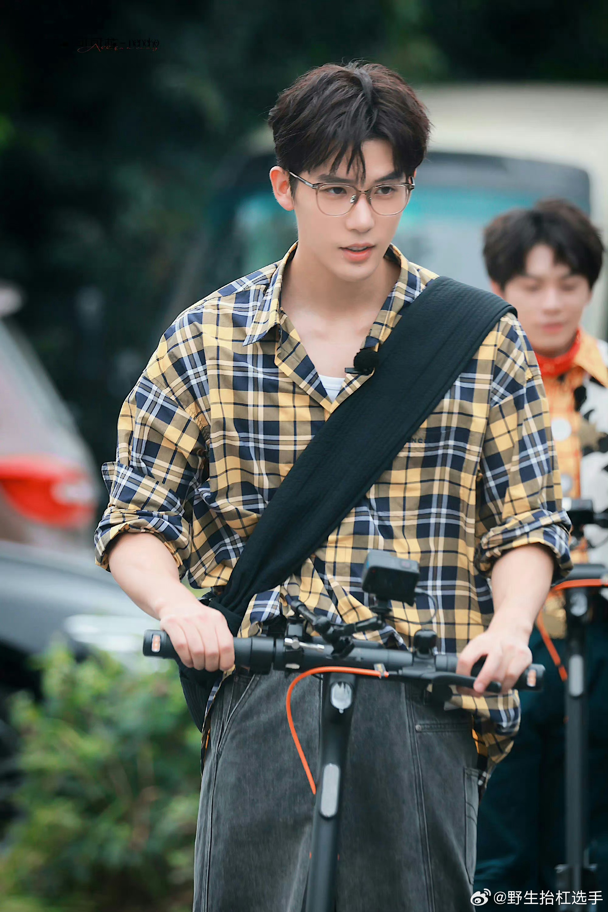 《忙忙碌碌寻宝藏》 上班前:开朗男孩,下班后:郁闷小,王安宇咋又碎了呢|小狗|心事|文艺男_新浪新闻