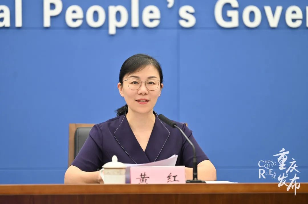 张琼主持新闻发布会邹乐摄张 琼重庆市委宣传部副部长,市政府新闻