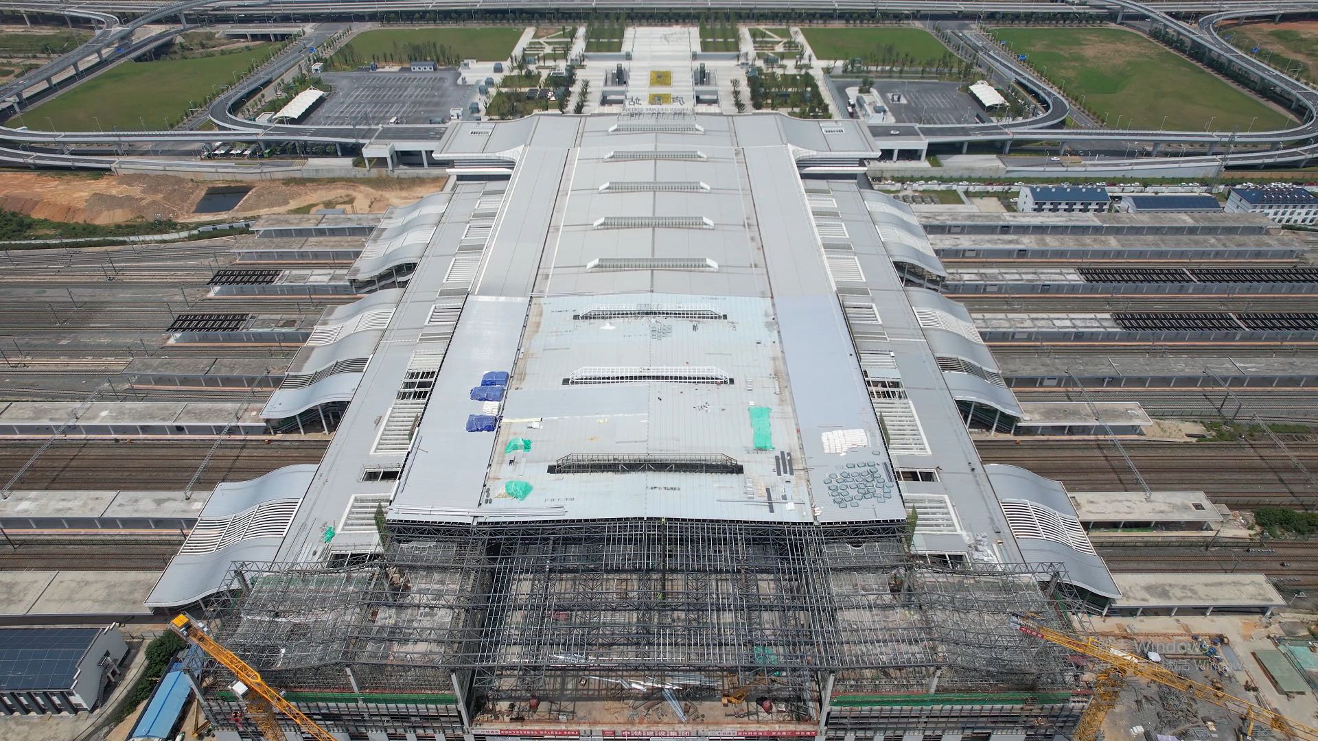 安九高铁庐山站位于江西省九江市柴桑区,站房整体以"山影水语,融汇