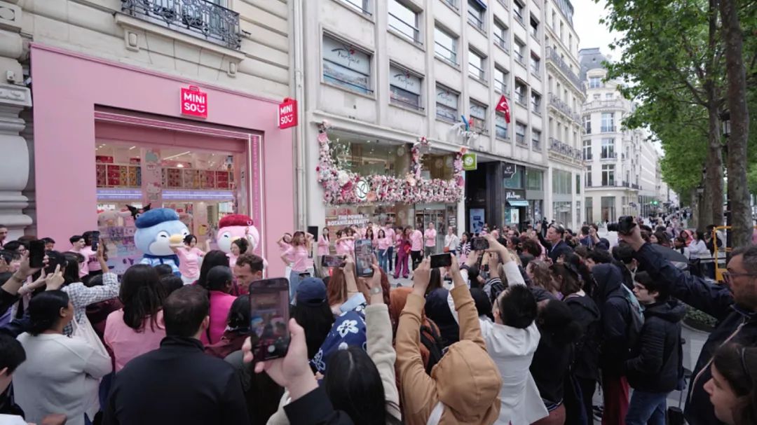 800﹐,推门而入,三丽鸥,迪士尼,芭比,史努比等多种热门ip产品映入眼帘