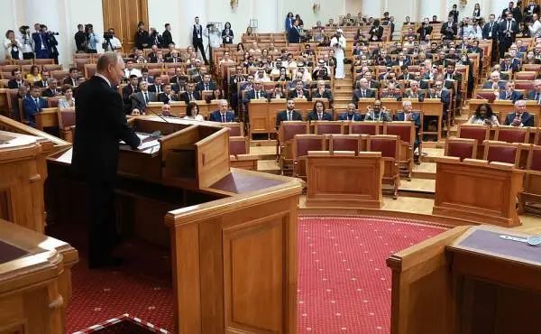 当地时间7月11日,普京在第十届金砖国家议会论坛全体会议上发表讲话俄