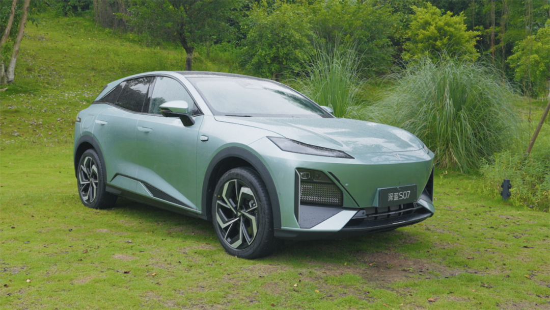 新浪汽车>汽车看点>自媒体>正文> 阿维塔不仅喜提"首批搭载华为乾崑