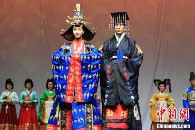 以及在本土文化的影响下,韩国也逐渐形成了自己的民族服饰,即"韩服"