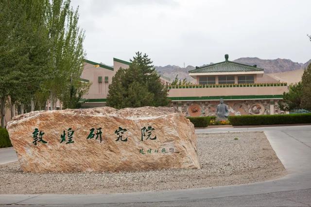 "随着最后一班满载游客的大巴车从莫高窟返回敦煌市区,白日的喧嚣散去