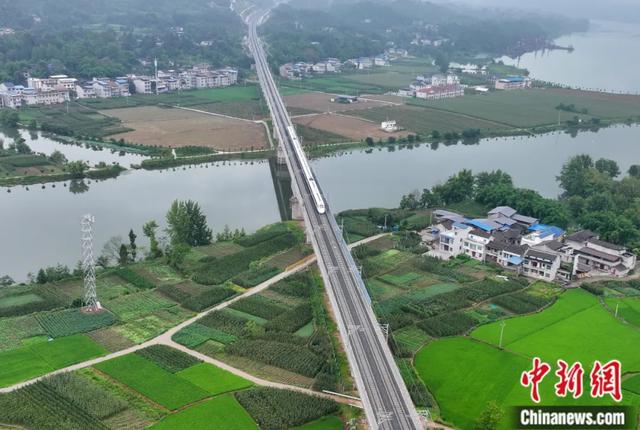 2024年6月27日，新建汉中至巴中至南充铁路南充至巴中段（简称巴南高铁）正式开通运营。刘永红 摄