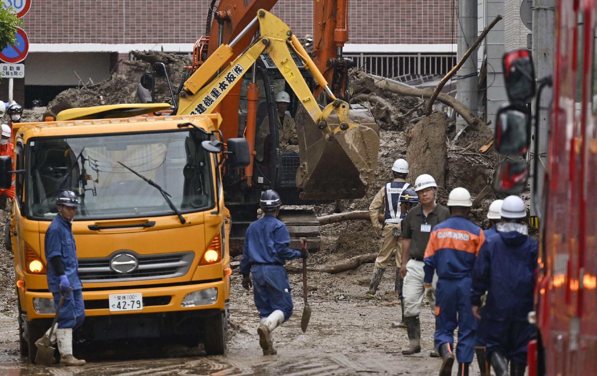 当地时间2024年7月13日,日本爱媛县松山市山体滑坡现场,消防员正在