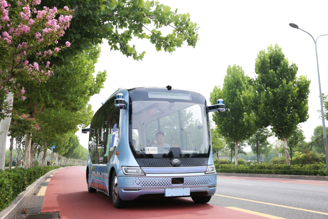 未来已至!济南首辆无人驾驶公交车"上路"了