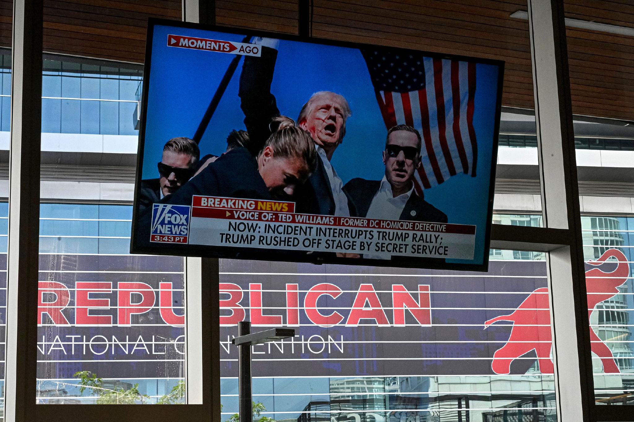 视觉中国 图当地时间2024年7月13日,特朗普在美国宾法尼亚州举行竞选