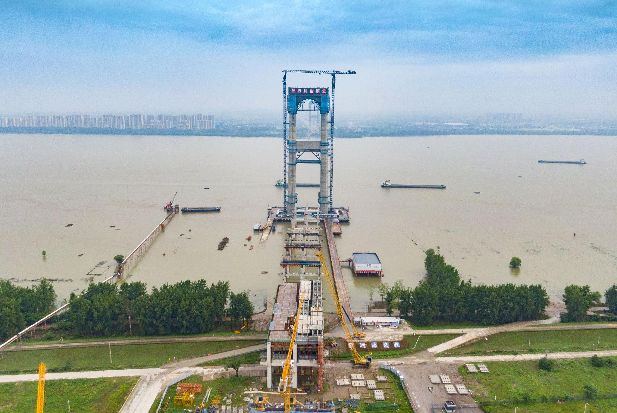 燕矶长江大桥位于鄂黄长江大桥下游6.