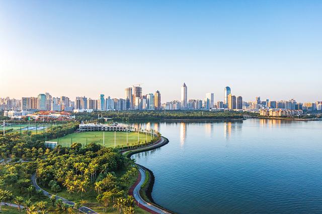 海南省海口市新外滩城市全景.视觉中国 资料图