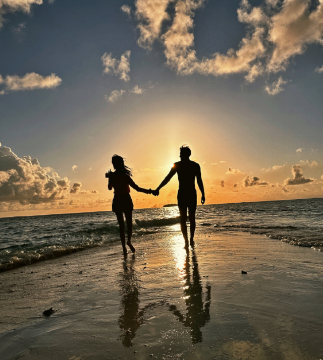 日落海边 许个心愿徐艺洋则晒出牵手背影照:愿我们永远是我们7815