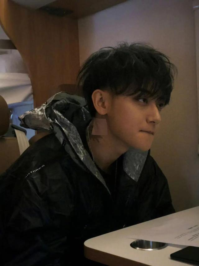 黄子韬官宣恋情!女友是她