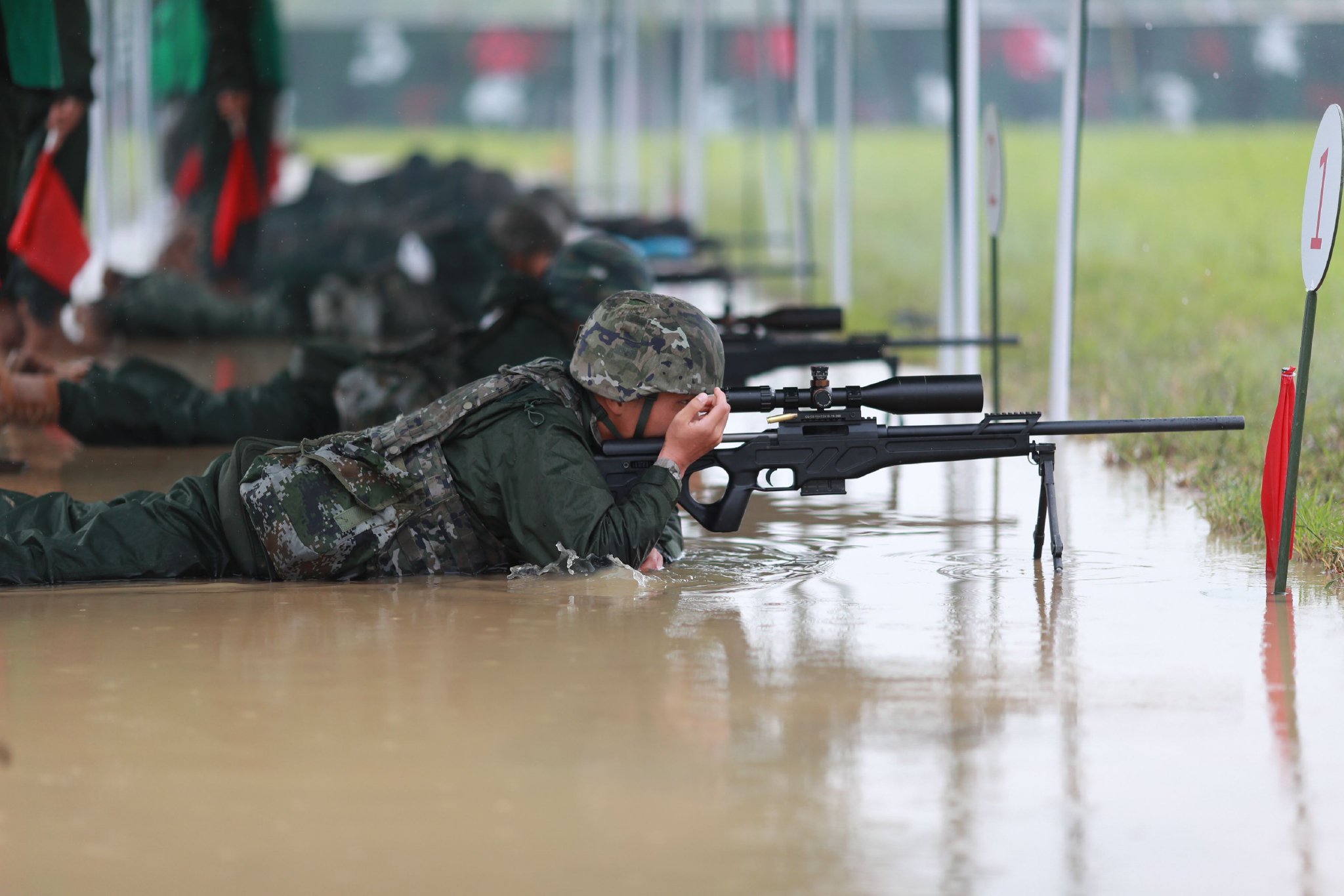 图为狙击步枪对隐显目标射击