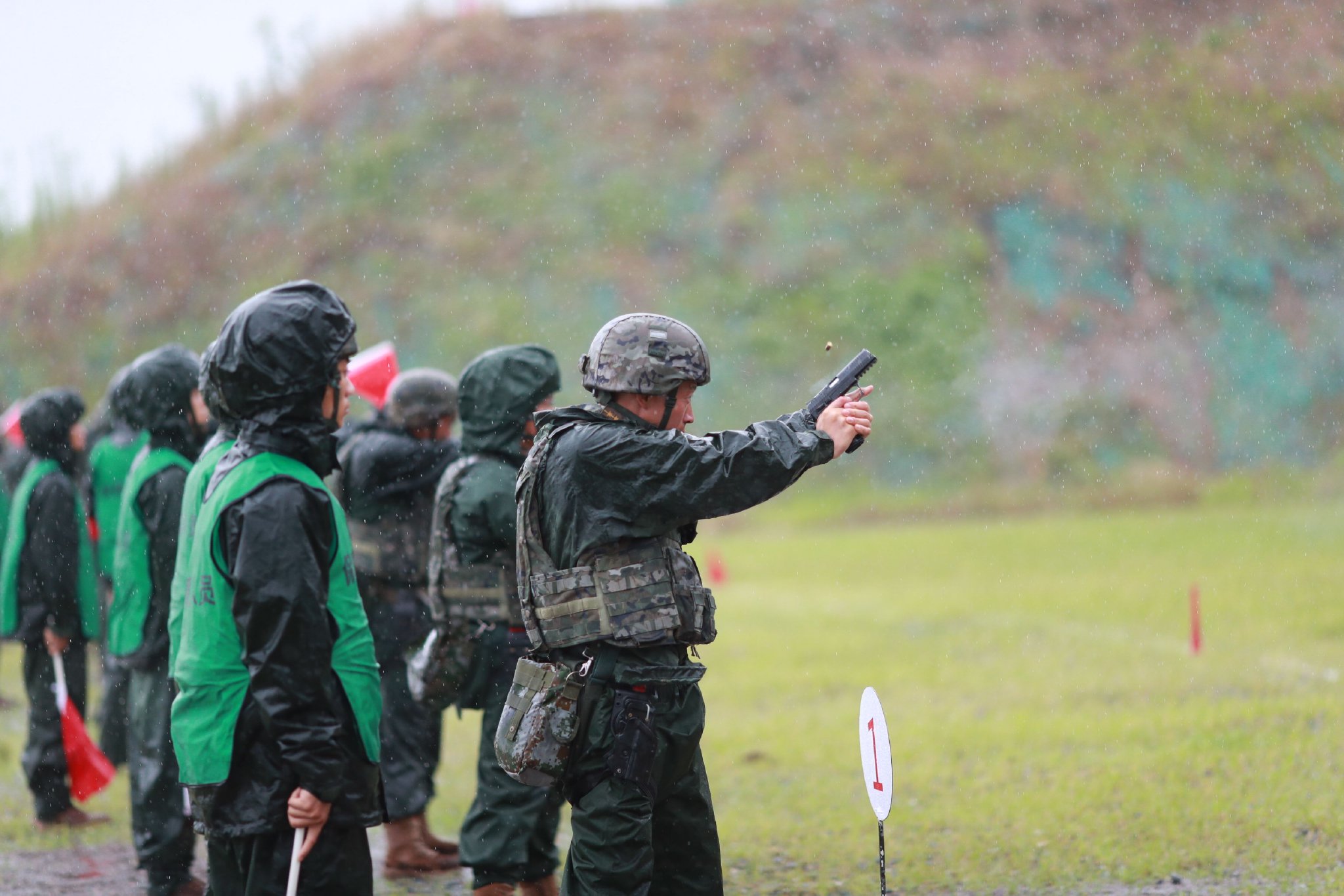 武警安徽总队严密组织半年军事训练考核暨"八一枪王"挑战赛