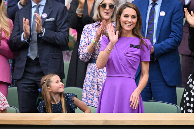 英国凯特王妃出席温网男单决赛，在观众席挥手致意。图源：英媒