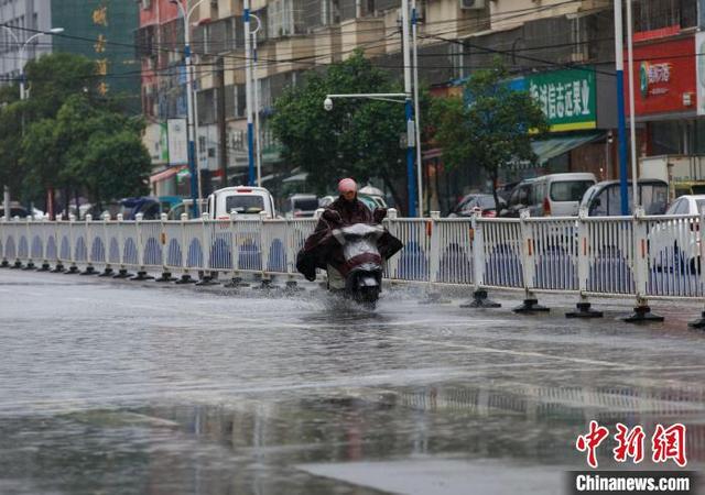 河南多地降下暴雨,郑州,开封,平顶山,许昌,漯河,商丘,周口,南阳,信阳