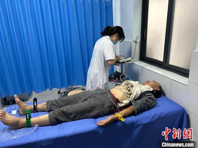 近日,在米易县攀莲镇贤家村卫生室,74岁的村民方元在做心电图检查.