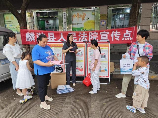 活动中,干警们通过悬挂宣传横幅,摆放宣传版面,发放宣传彩页和宣传