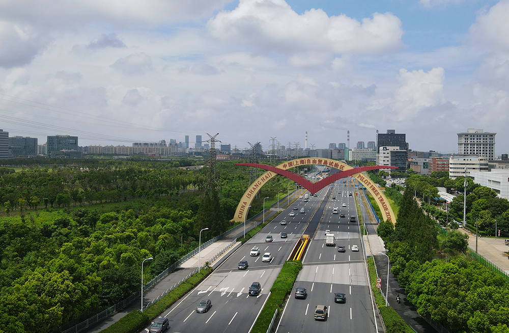 位于上海外高桥保税区的中国（上海）自由贸易试验区的标志“海鸥门”（2023年8月1日摄，无人机照片）。新华社 资料图