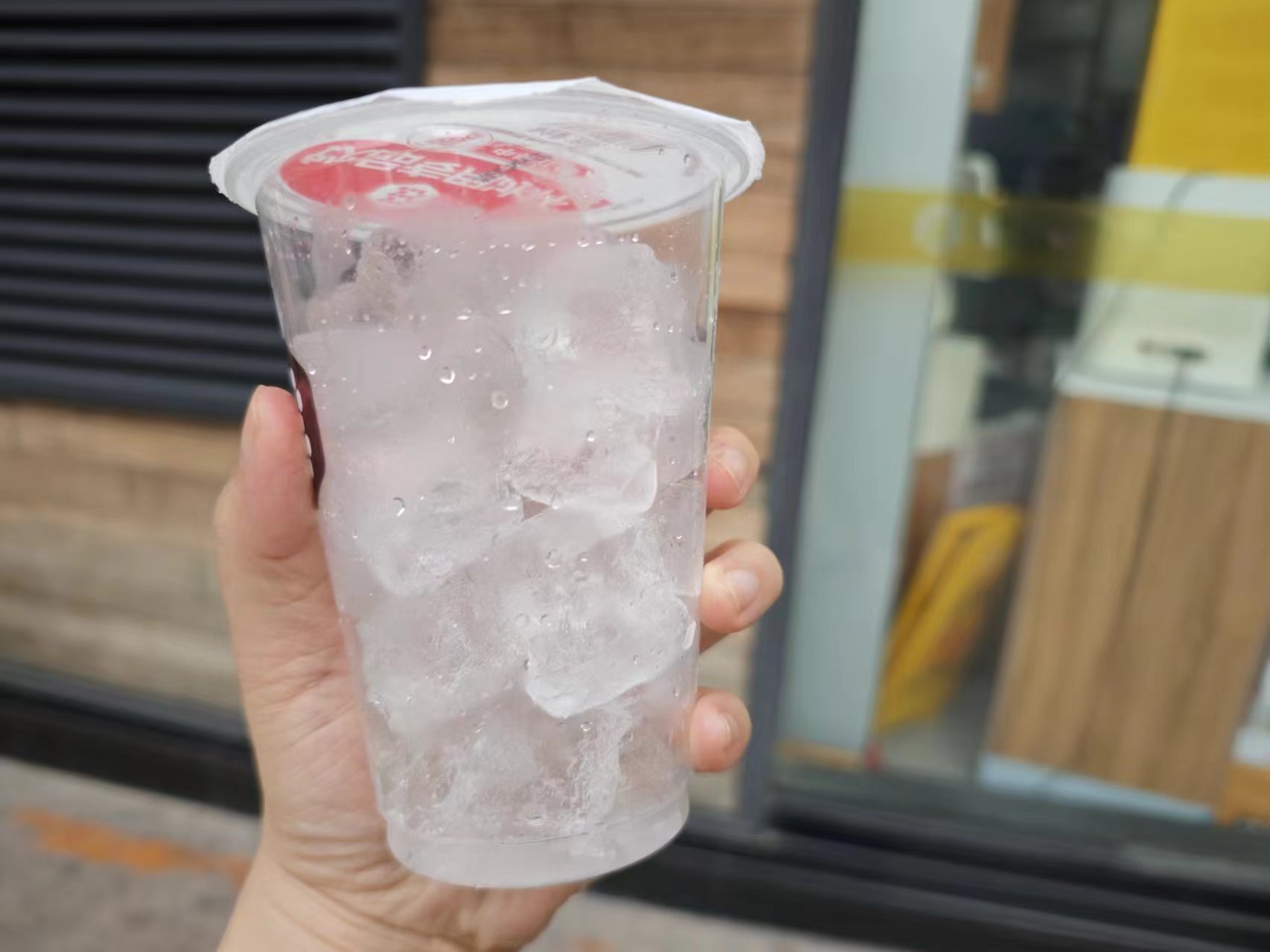 冰杯走红巨头入局,价格能否打下来?|冷链物流|农夫山泉|物流|食用冰|新京报_新浪新闻