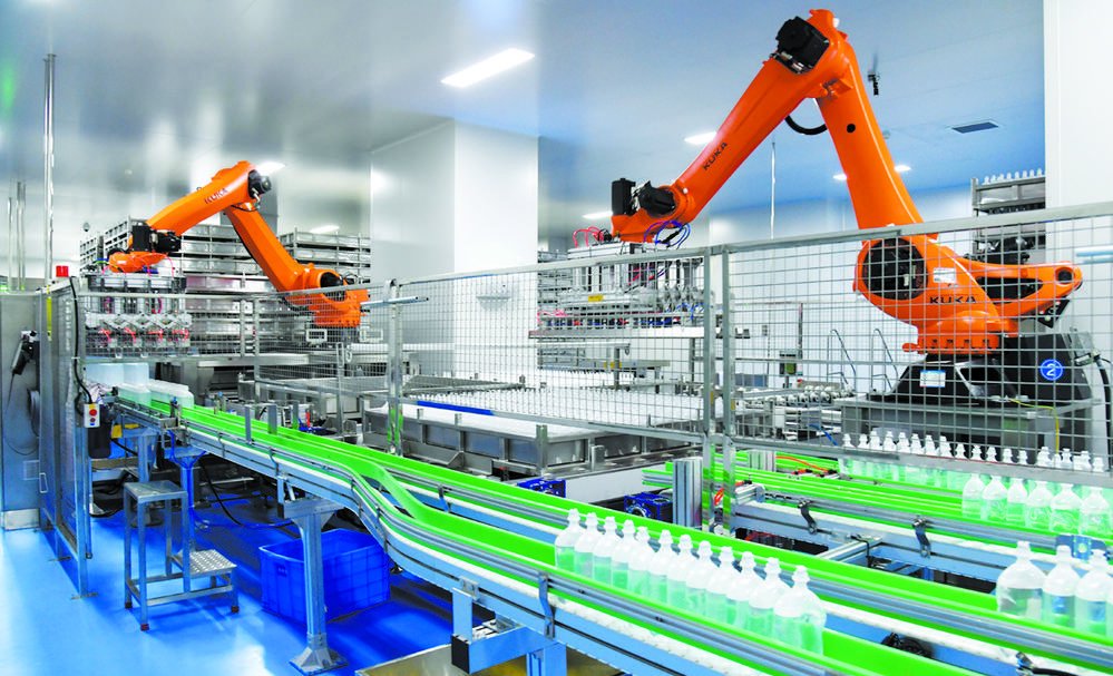 图为在石四药数智化直立式软包装输液生产车间内,智能机械手臂正在