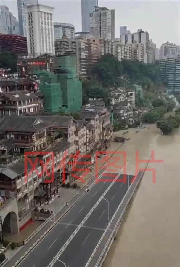 重庆知名景区"洪崖洞"被淹了?记者实探:没有被淹