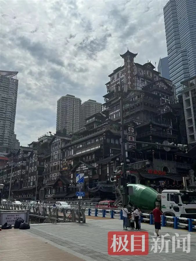 重庆知名景区"洪崖洞"被淹了?记者实探:没有被淹