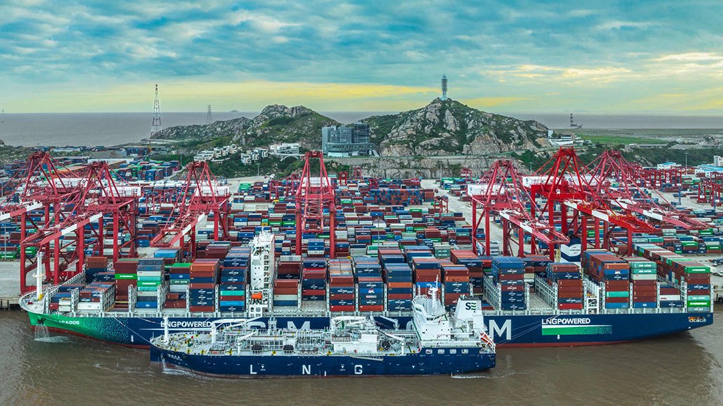 洋山港码头lng加注船为集装箱班轮开展lng"船到船"加注业务.