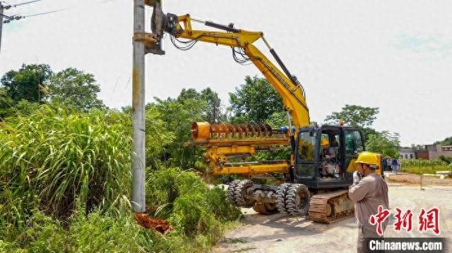 图为国网德安县供电公司工作人员正在操作新型农配网施工一体化综合作业车进行立杆作业。黄婷 摄