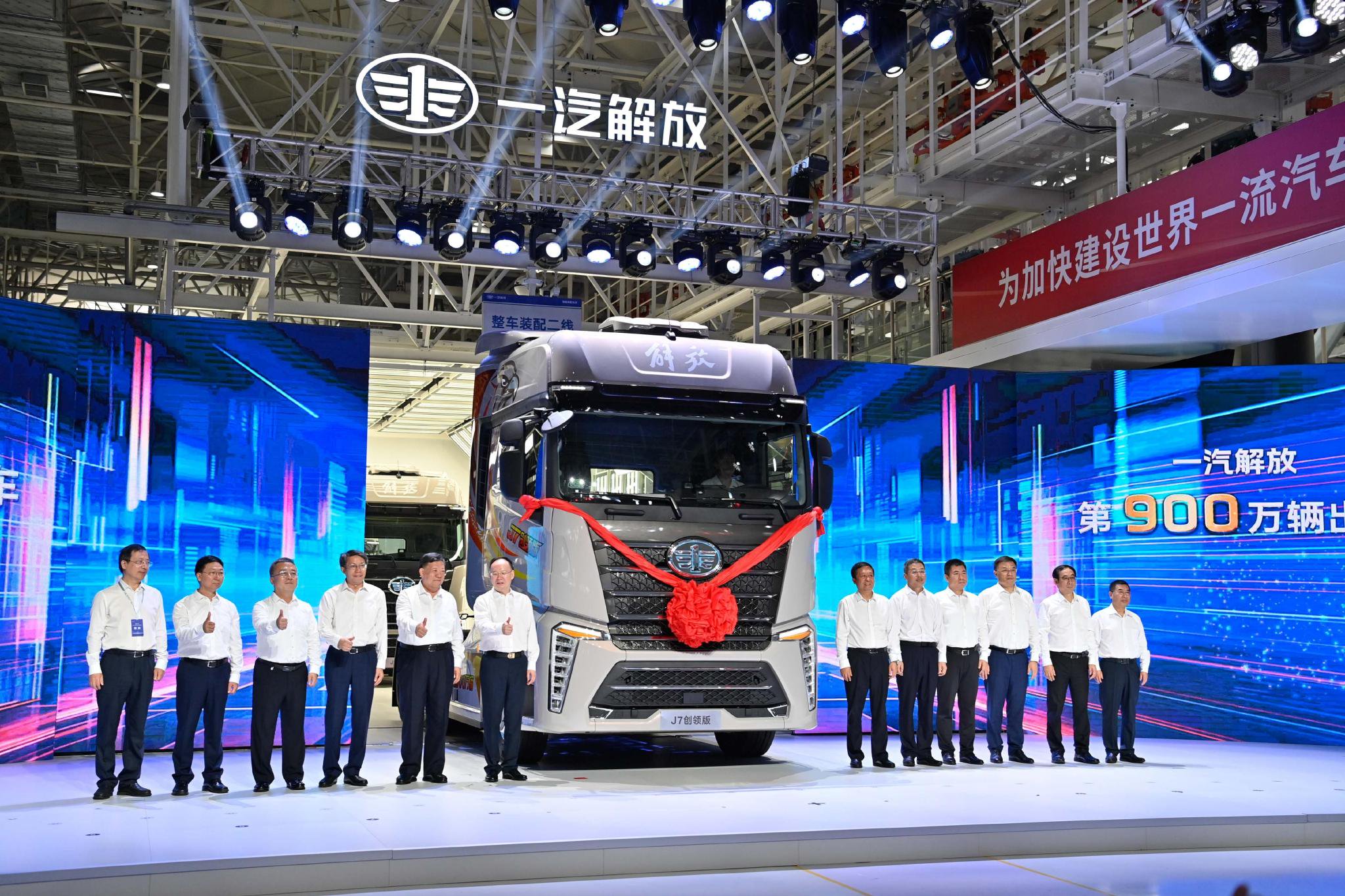 新华社记者 颜麟蕴 摄1956年7月13日,新中国第一辆国产解放牌汽车驶下