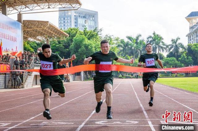 广西南宁武警官兵"热战"军运会