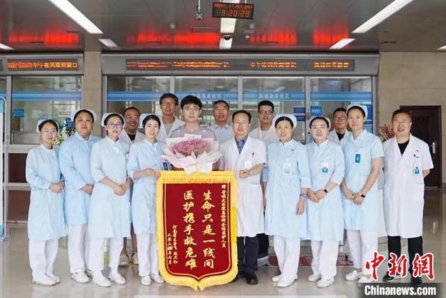 小阳再次回到医院,感谢帮助过他的医护人员.