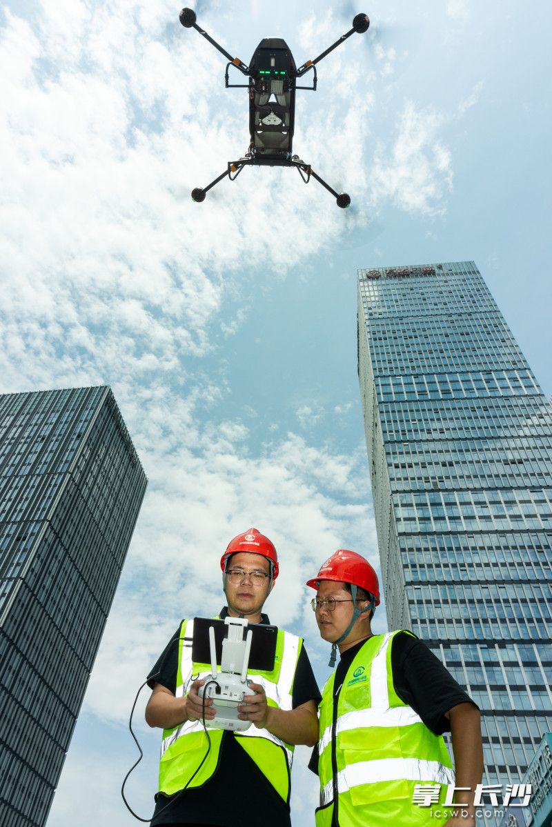 头顶烈日坚持作业,测绘工程师用无人机测绘40℃的长沙