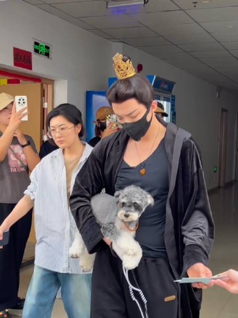 刘宇宁 书卷一梦7月17日出妆路透，带着呆米开工！ 南珩×刘宇宁|刘宇宁_新浪新闻