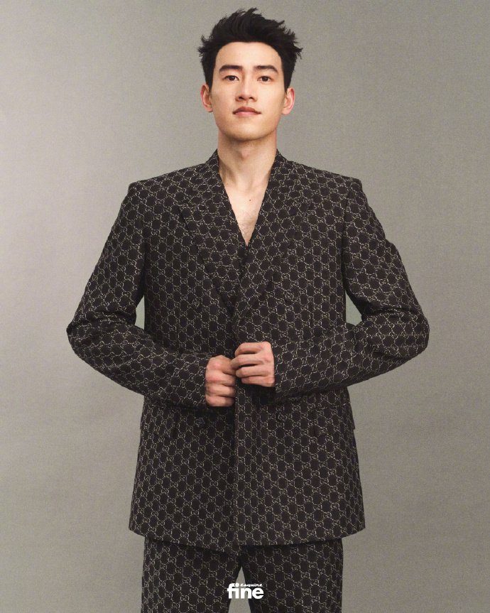 × Esquire Fine July 2024 时尚先生七月新刊迎来中国男子羽毛球运动员王昶|男双|古驰(Gucci)|国羽|奥运会|巴黎_新浪新闻