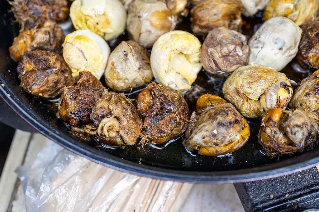 因拒绝吃"毛鸡蛋",北京一男子与同事大打出手!法院判了