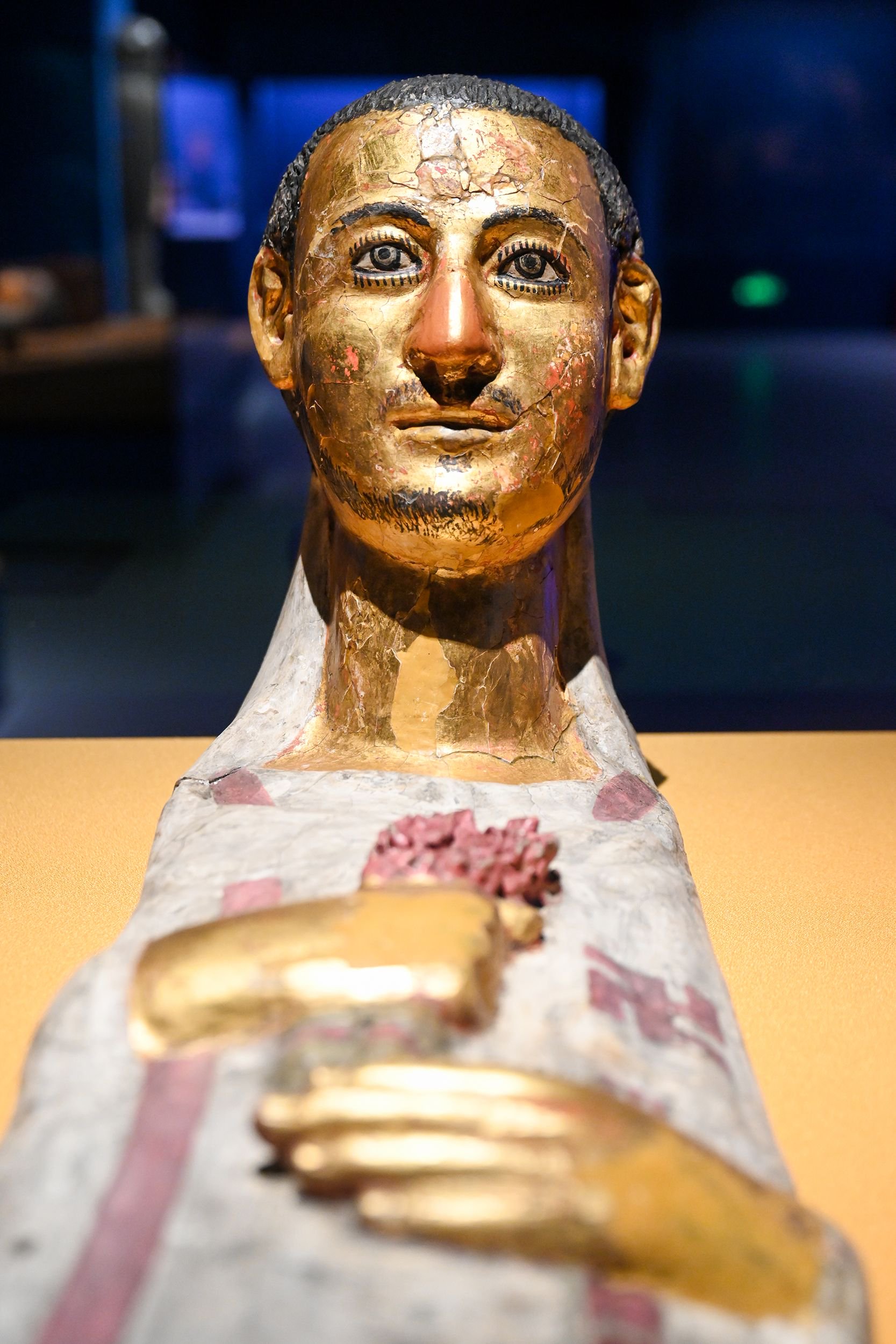 2024年7月16日,上海博物馆,"法老的国度"展厅,镀金木乃伊面具