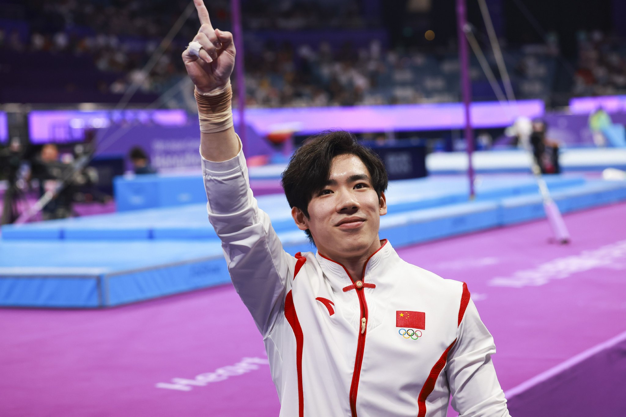 中国体操队出征巴黎!张博恒任男队队长率队争金_新浪财经_新浪网