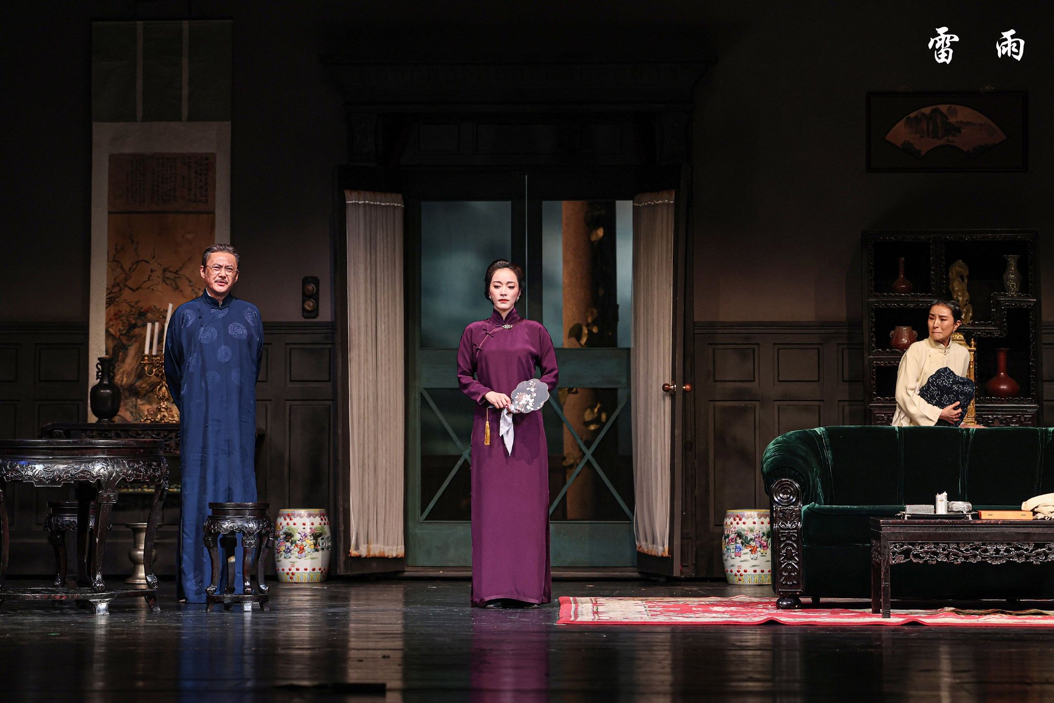 剧照 王斑(左)饰演周朴园,张培(中)饰演蘩漪,吴珊珊(右)饰演鲁侍萍