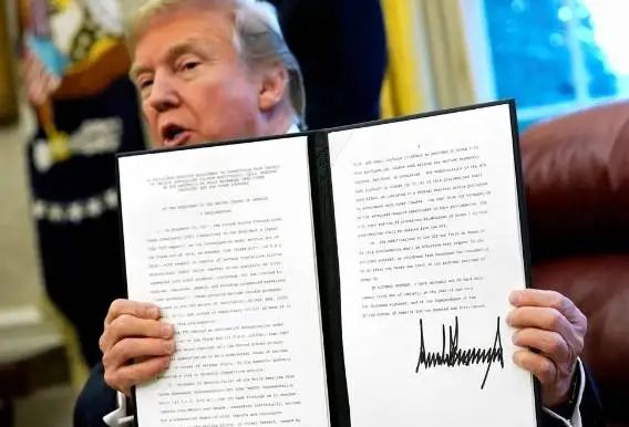 2018年1月，特朗普签署对进口洗衣机和太阳能电池板征收关税的总统令。路透社