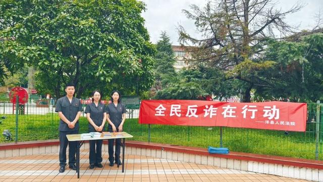 在活动现场,法院干警通过悬挂宣传横幅,发放反诈知识手册等方式,用