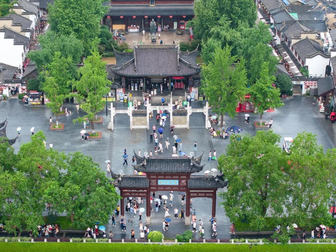 7月14日,游客在南京夫子庙景区游览(无人机照片).
