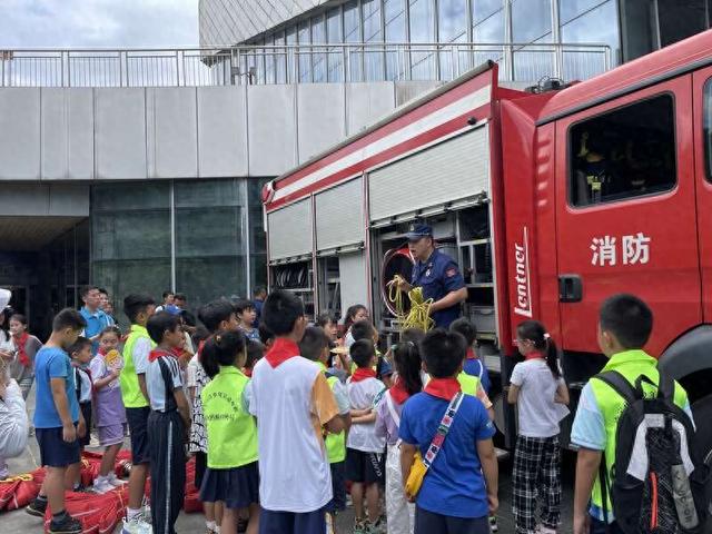 消防员带领孩子们探秘消防车。活动主办方供图