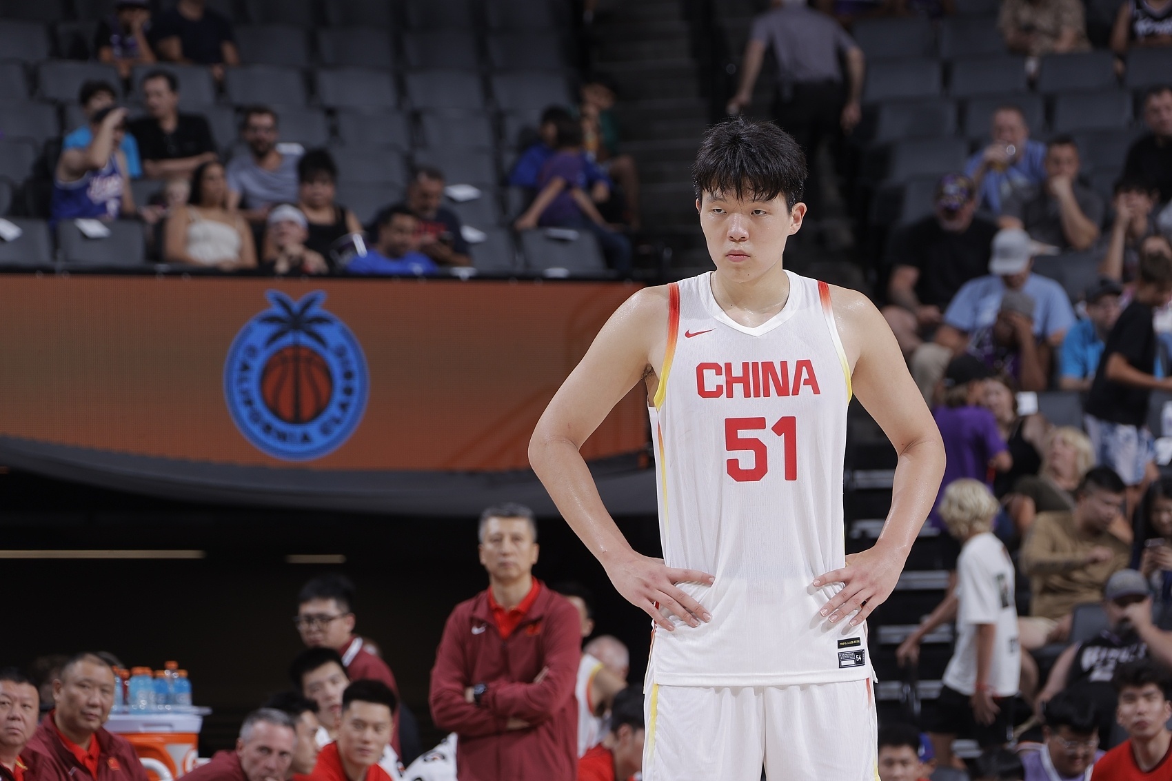 中国男篮不敌火箭。