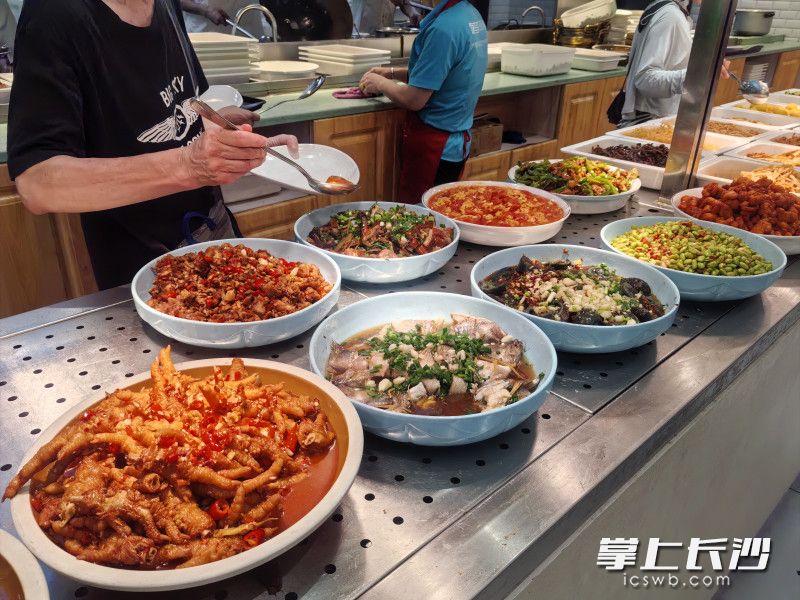 "大米先生门店后厨一位正在忙碌备菜的员工表示,作为快餐店,菜的品种