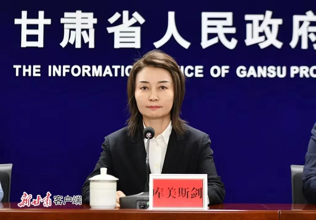 阿克塞县委副书记,县长 库美斯剑